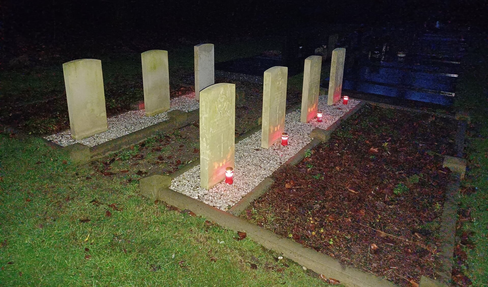 De graven van de bemanning van de Engelse bommenwerper op het kerkhof in Gieten. (eigen foto)