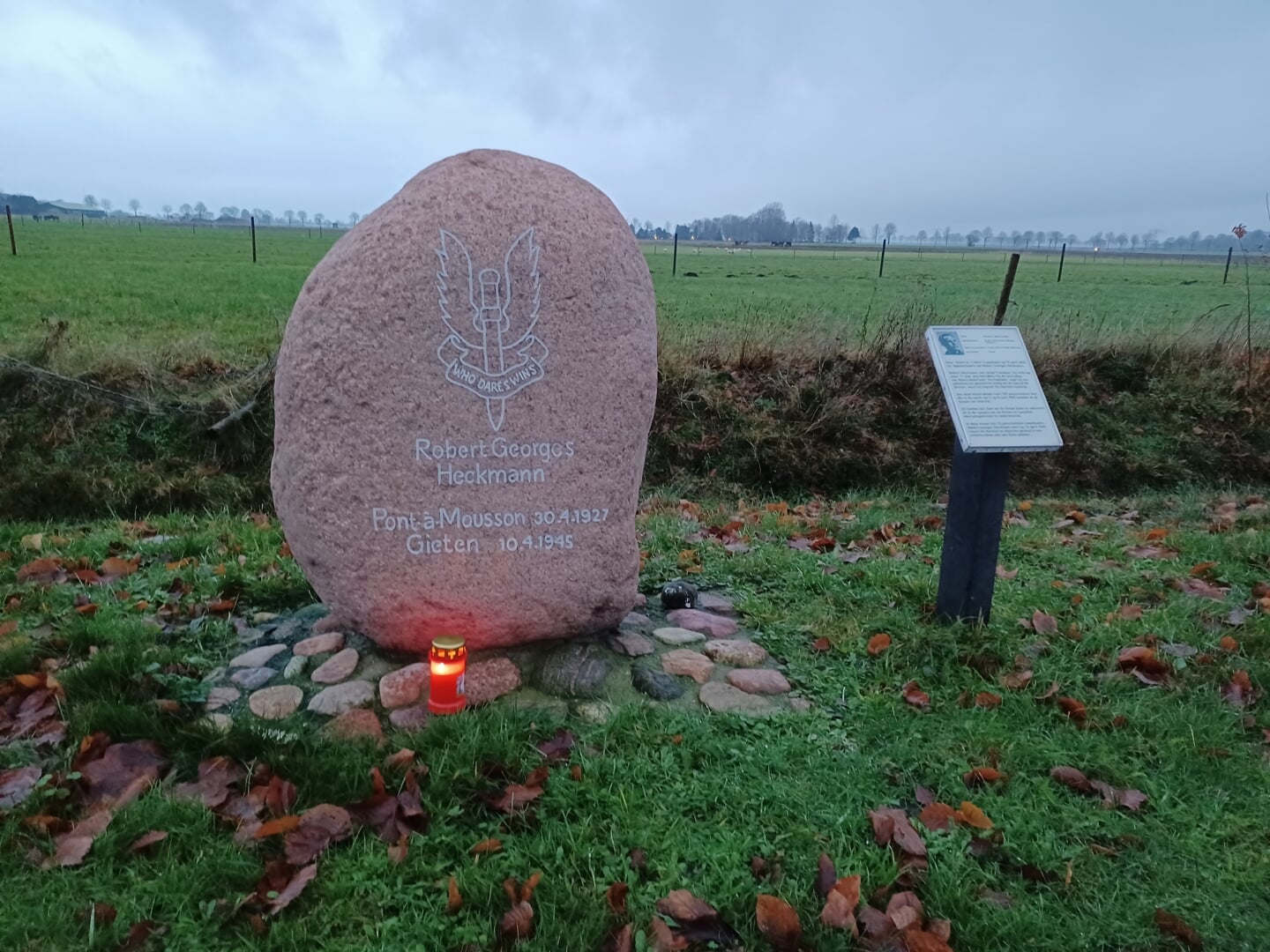 Het monument voor de Franse parachutist Robert Georges Heckmann aan de Verlengde Grensweg. (eigen foto)