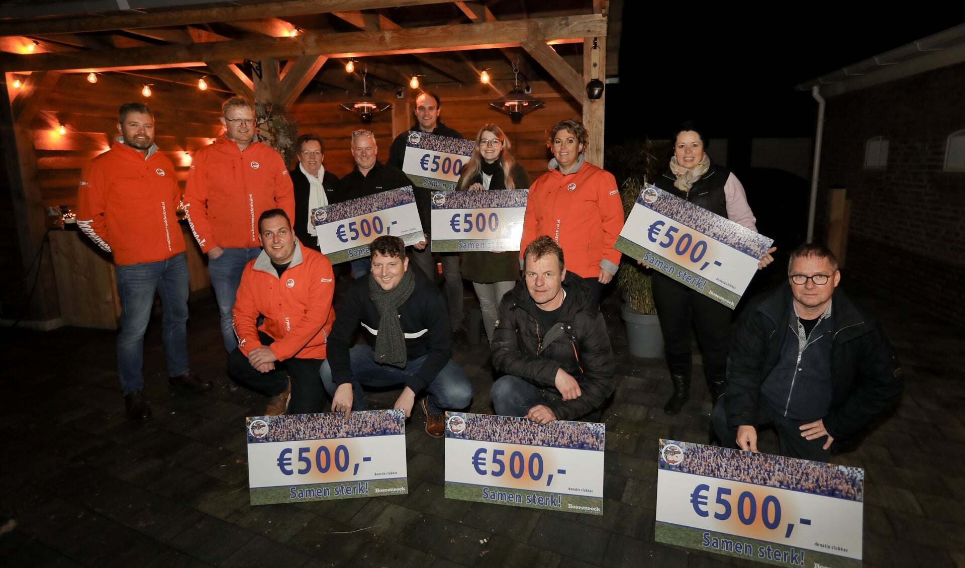De vertegenwoordigers van de verschillende verenigingen kregen ieder €500,- overhandigd. (foto: Harry Tielman)