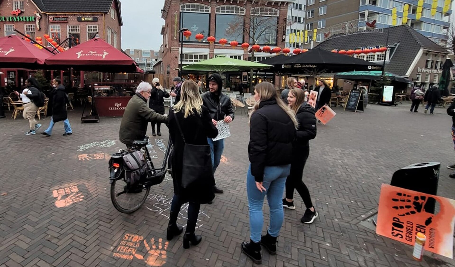 Jongeren in het centrum van Emmen in actie voor 'Orange the World'.
