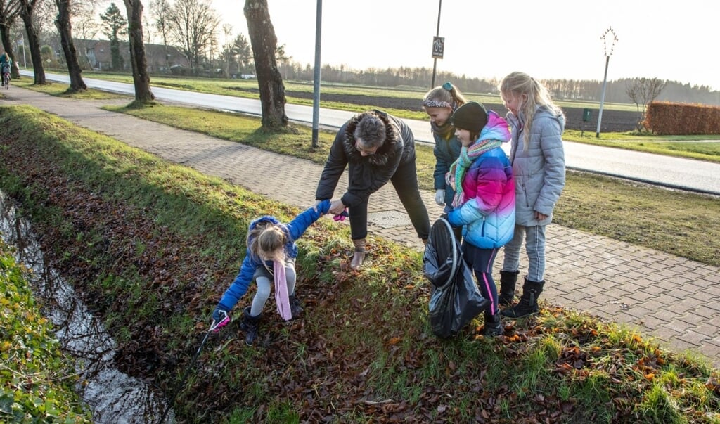 De kinderen van Op de Zandtange prikken het zwerfafval op. (foto: gemeente Stadskanaal)