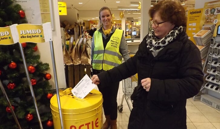 Het winkelend publiek weet de gele actietonnen prima te vinden. De decemberactie in Westerbork verloopt uitstekend.