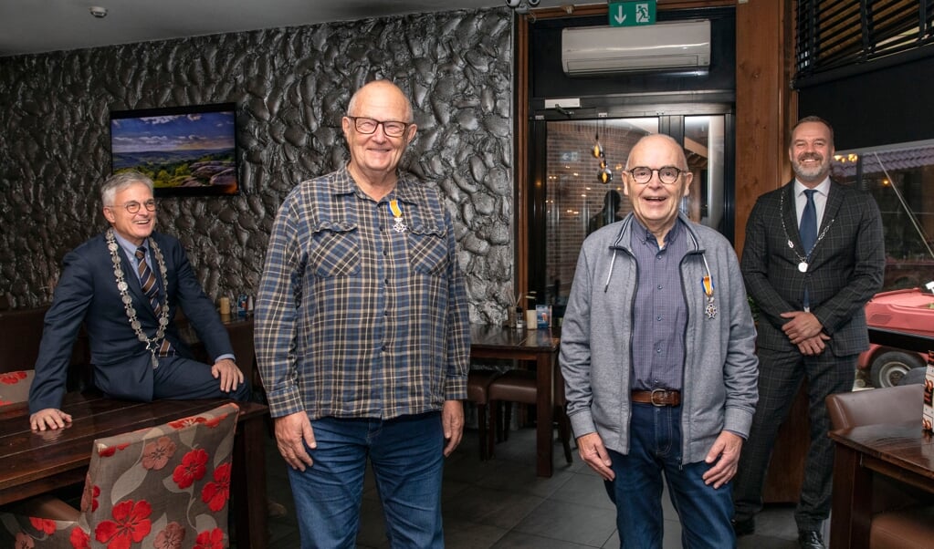 Chris Groen en Henk Eibergen zijn beiden onderscheiden tot Ridder in de Orde van Oranje Nassau. (foto: Gemeente Stadskanaal/Auniek Klijnstra)