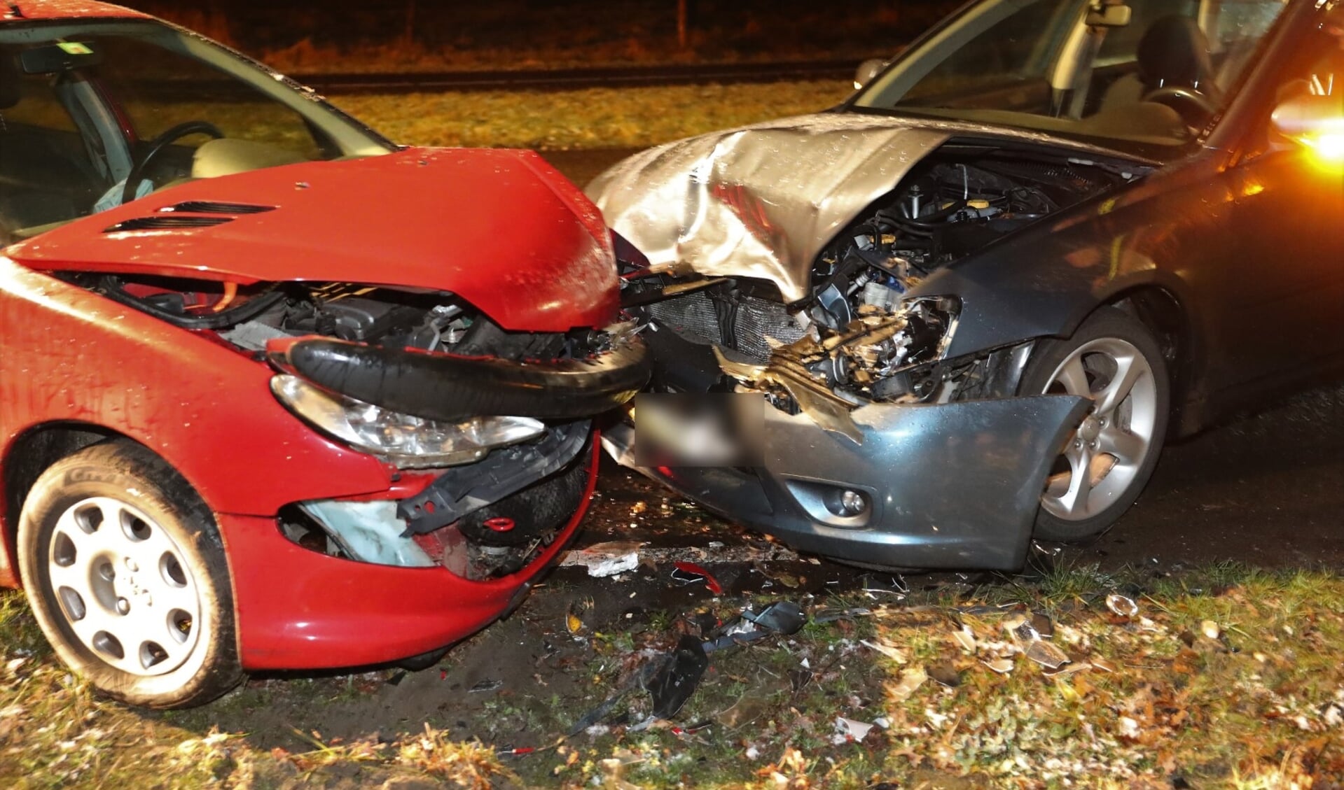Beide auto's raakten zwaar beschadigd. (foto: Persbureau Drenthe)