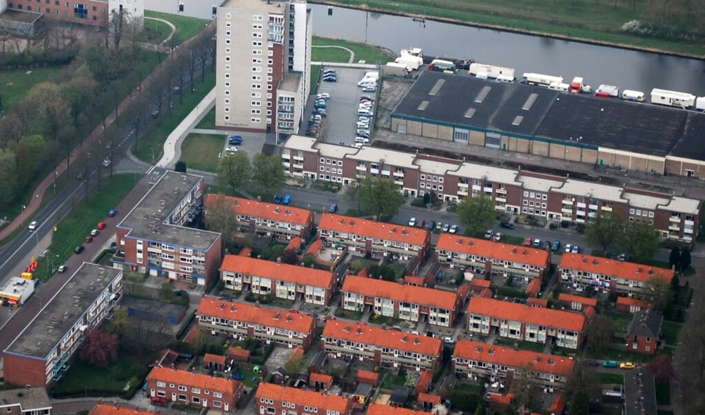 Hoogezand-Noord, met links de Kerkstraat en boven het Winschoterdiep met de huidige bedrijfspanden.