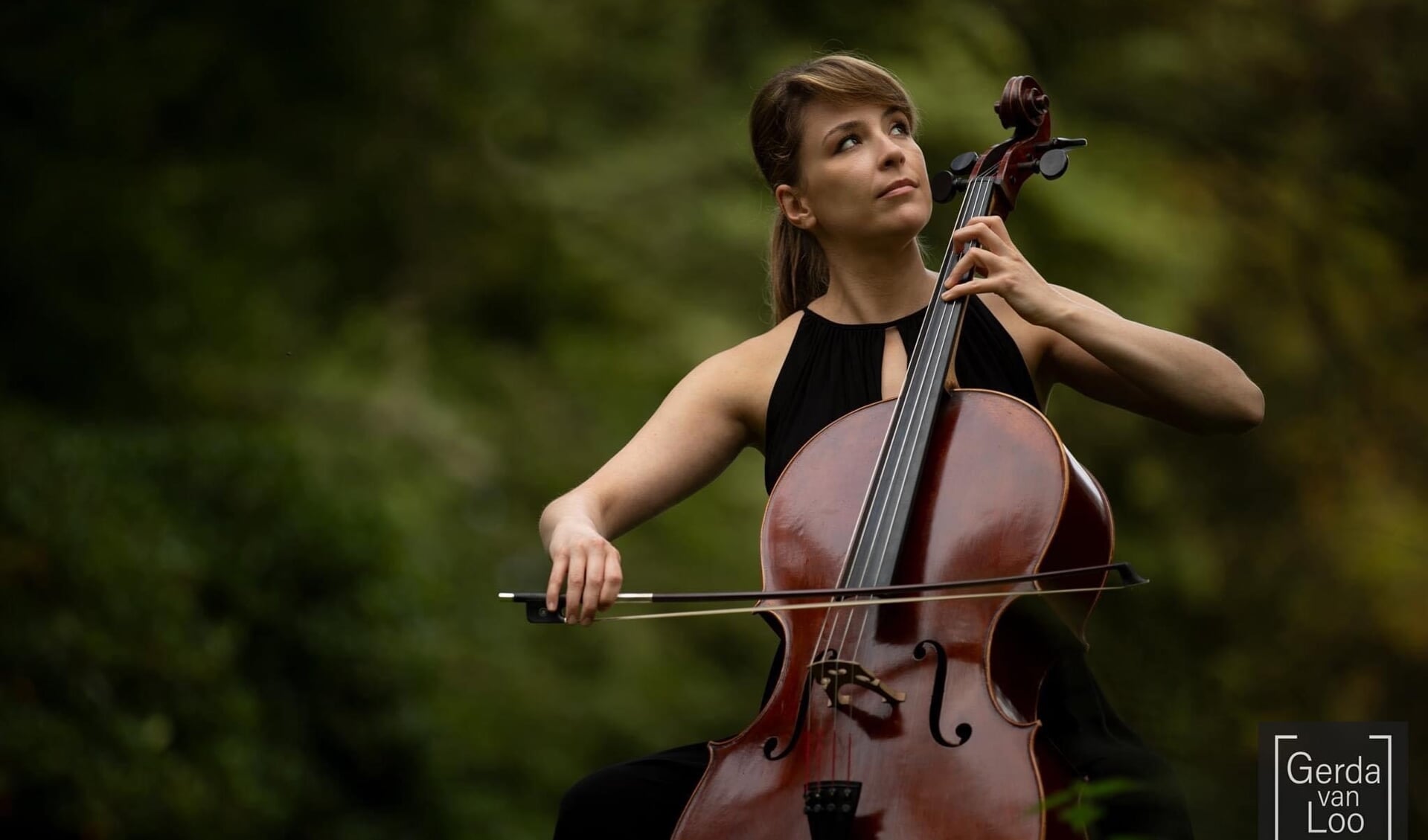 Teodora Nedyalkova bespeelt de cello tijdens het klassieke concert in 't Keerpunt. (foto: Gerda van Loo)
