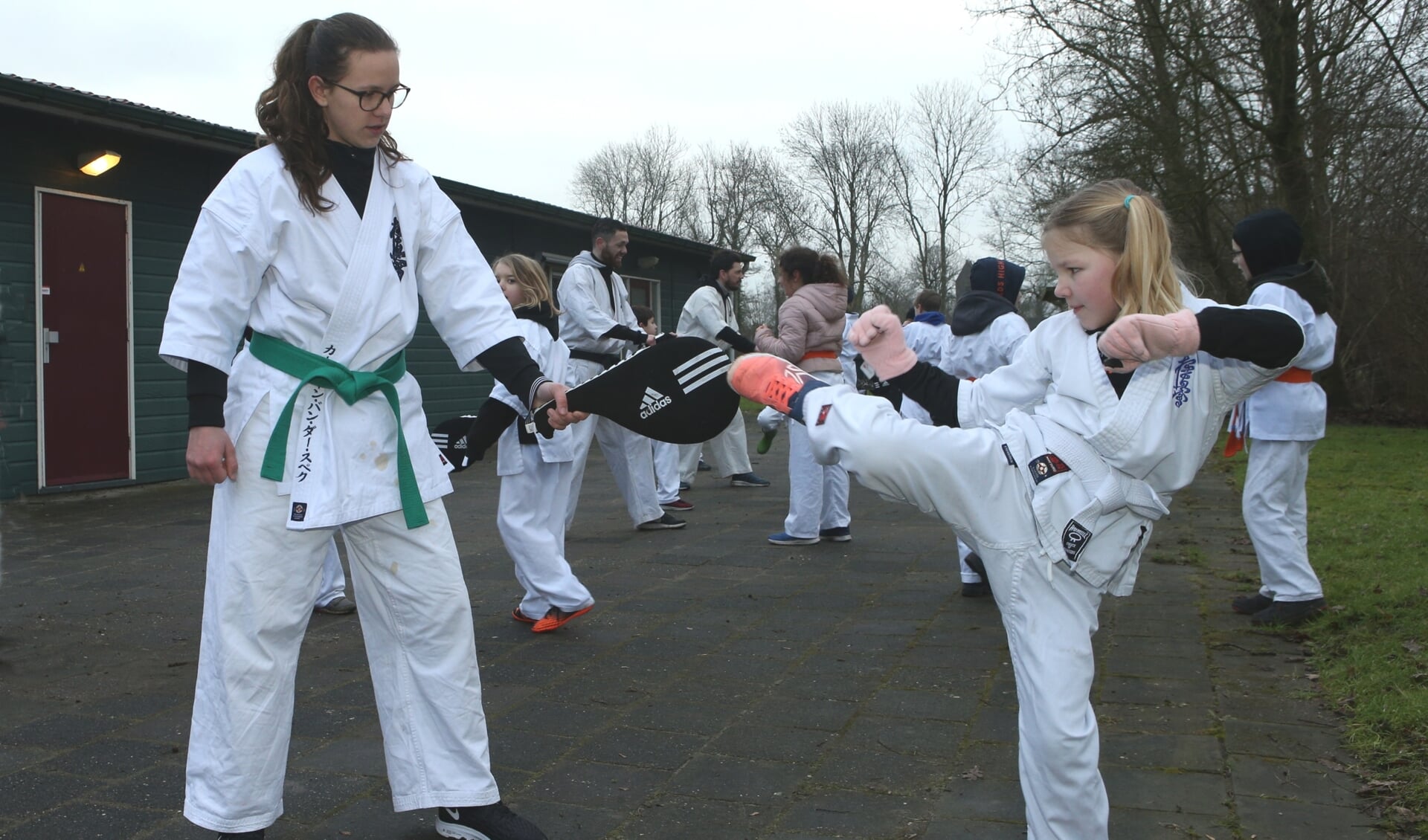 Cariene van der Spek geeft aanwijzingen tijdens de training van de kidsgroepen van Dojo Katsu (foto Ronnie Afman). 
