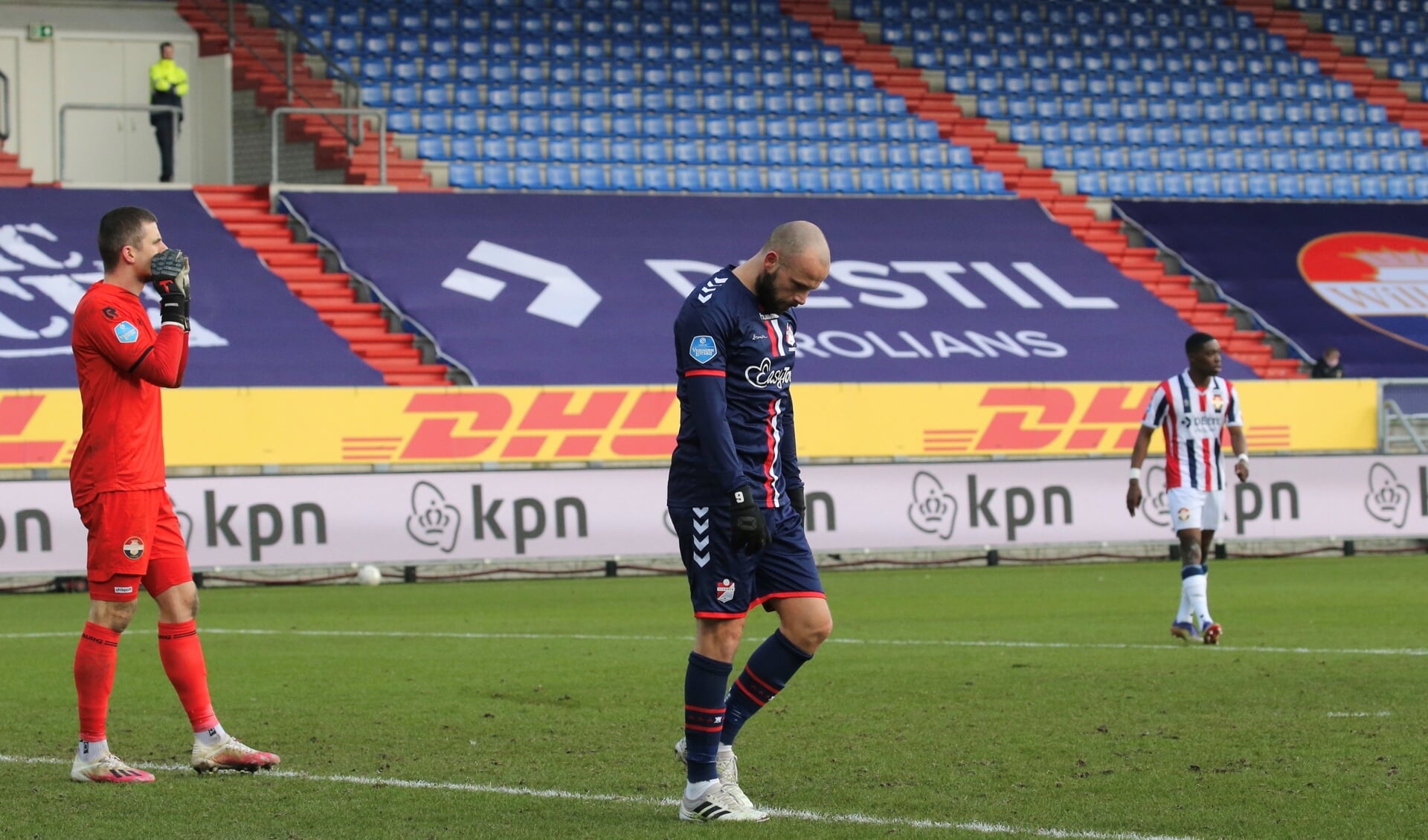 Een aangeslagen Anco Jansen na opnieuw een nederlaag voor FC Emmen. Foto: Gerrit Rijkens.