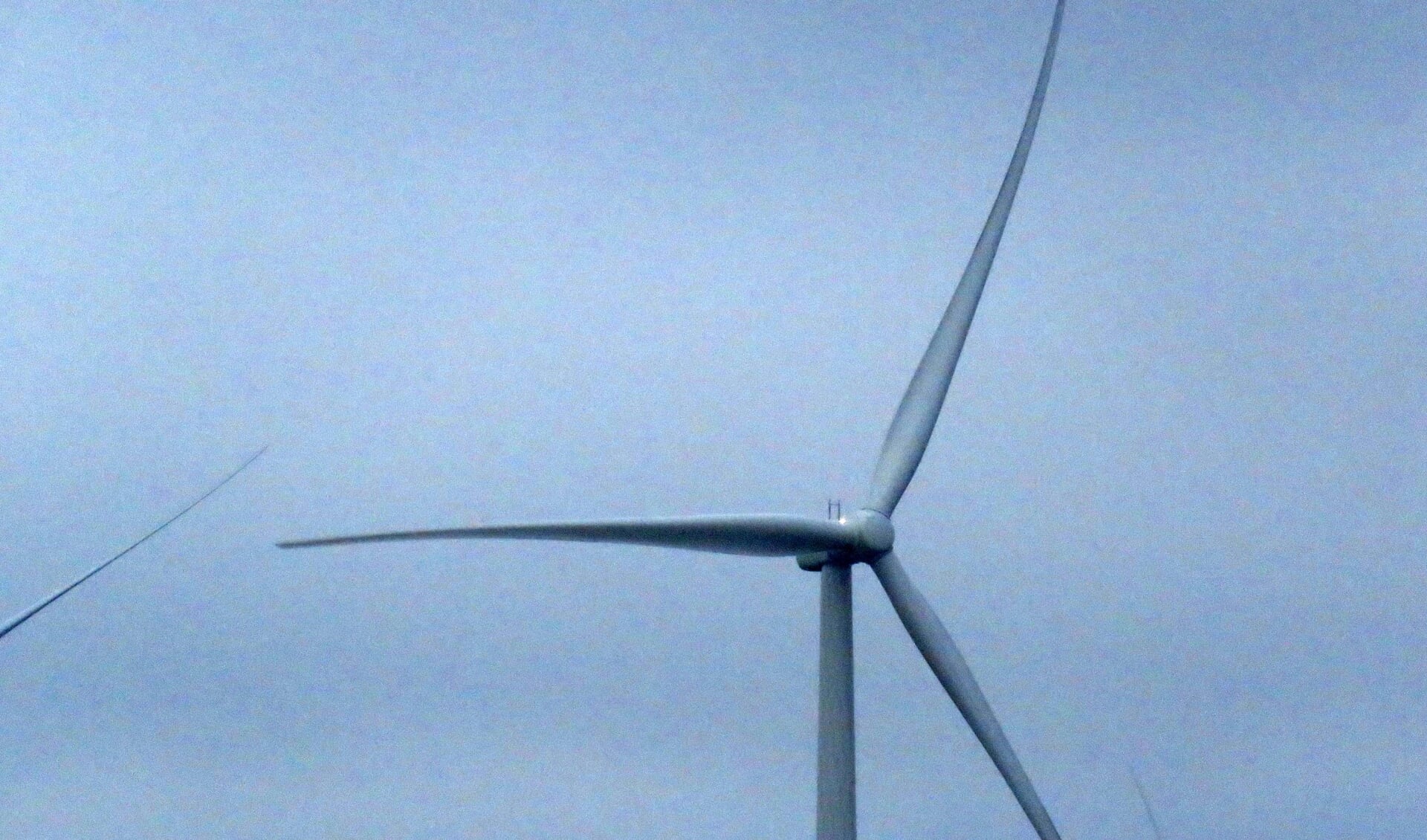 De windturbines bij Meeden; ook de lampen veroorzaken overlast.
