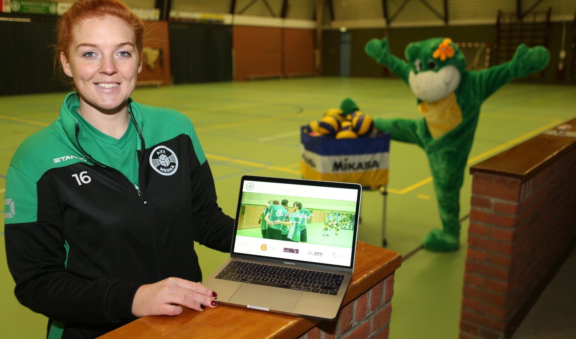 Sanne Vogel toont de door haar gemaakte nieuwe website van Merna. Op de achtergrond de clubmascotte van de Leenster vereniging. Foto: Ronnie Afman