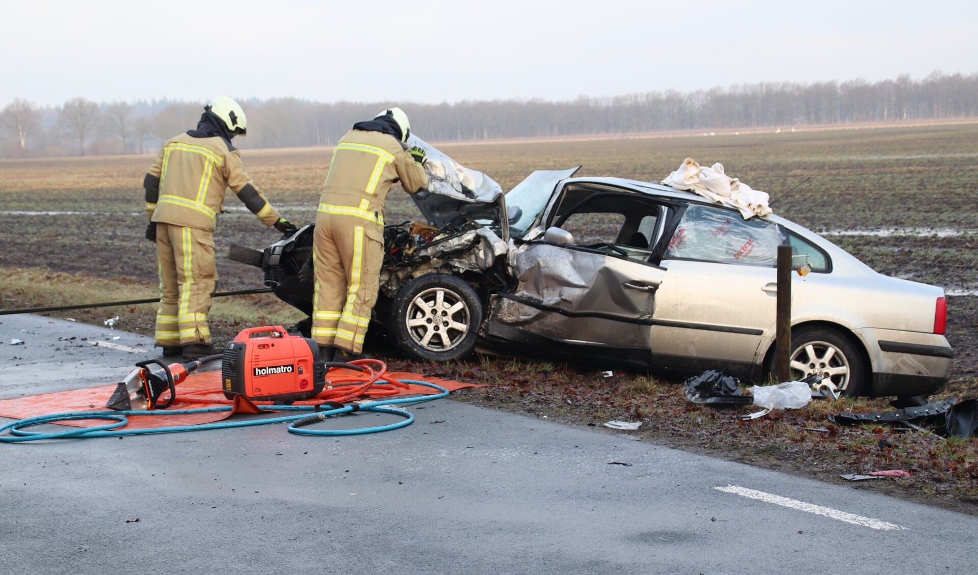 Eén van de auto's die betrokken waren bij het ongeval op de Peesterweg. (foto Van Oost Media)