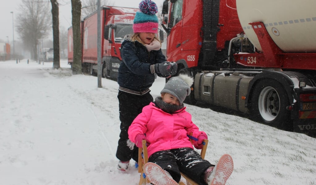 De kinderen kunnen vandaag nog niet naar school en moeten nog maar een dagje genieten van de sneeuwpret. (Foto: Henry Koops)