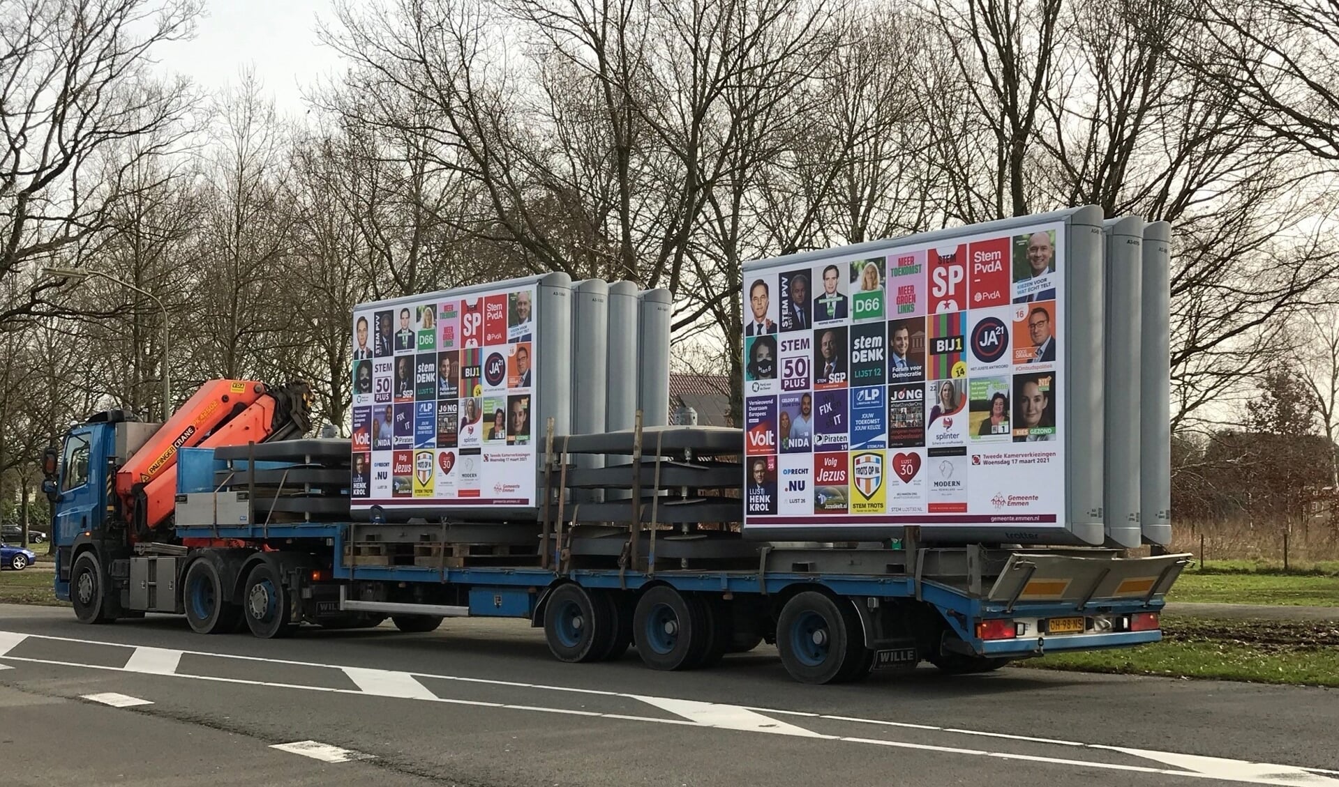 De vrachtwagen met verkiezingsborden rijjdt deze week door de gemeente Emmen. Foto: Onno van de Witte.