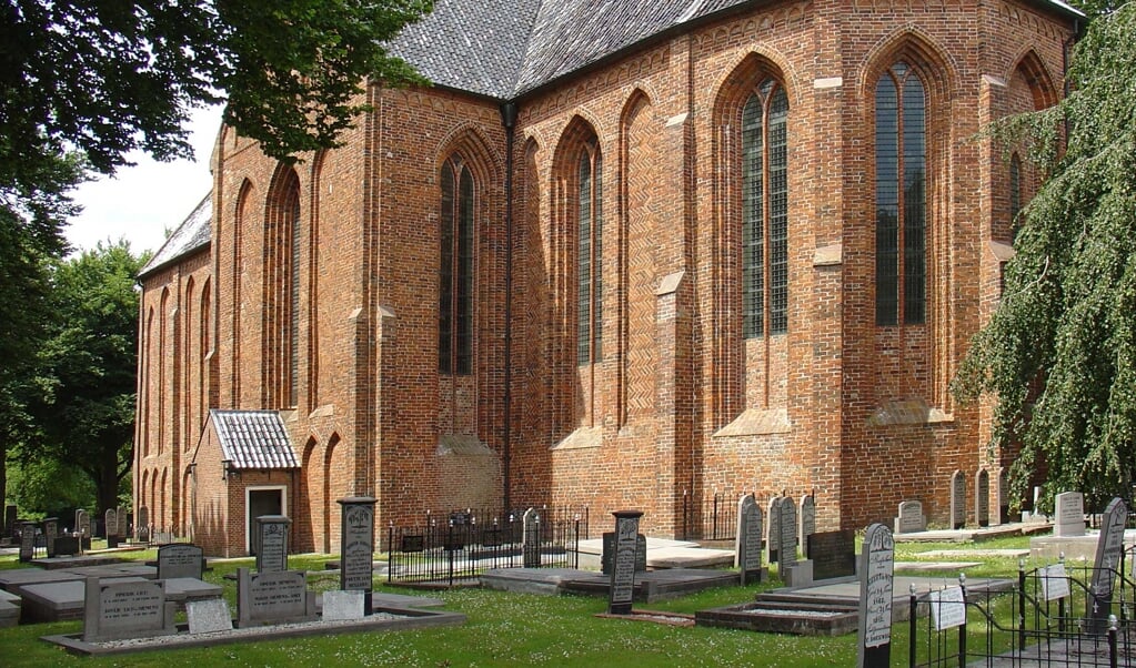 Bij de kerk van Noordbroek wordt binnenkort weer gewerkt aan de graven en hekwerken.