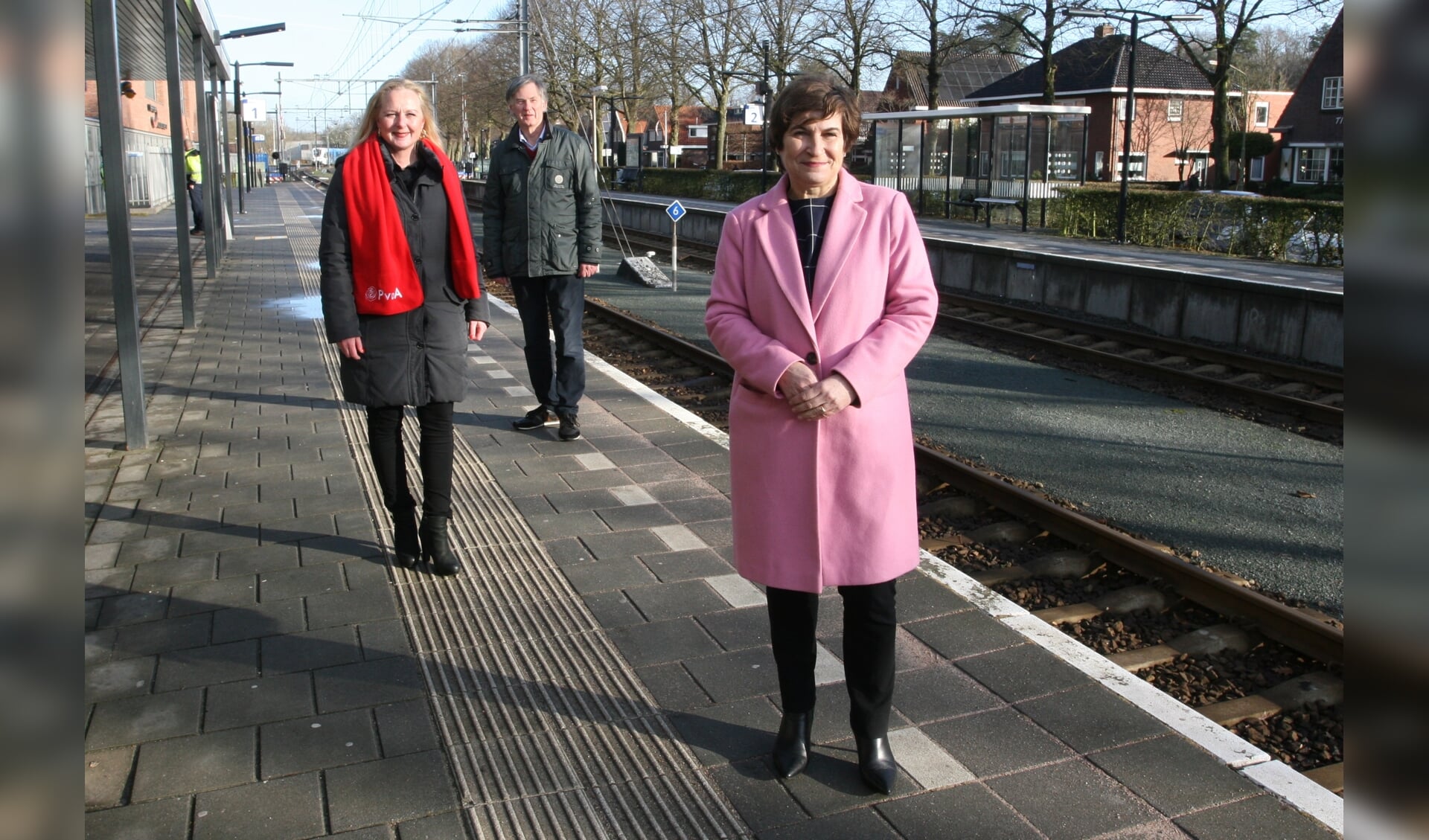 Lilianne Ploumen met kandidaat-kamerlid Inge Oosting en gedeputeerde Cees Bijl. Foto: Bennie Wolbers.