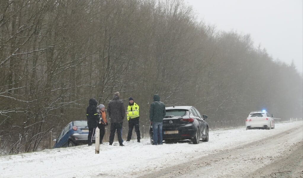 Een auto gleed door de gladheid van de N34 in de sloot bij Gasselte. (Foto: Van Oost Media)