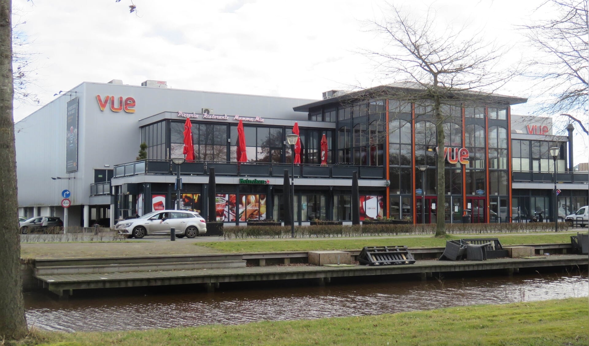 De bioscoop in Hoogezand, met zijn elf zalen een prima onderkomen voor leerlingen ven het AJC, zo vindt GroenLinks.