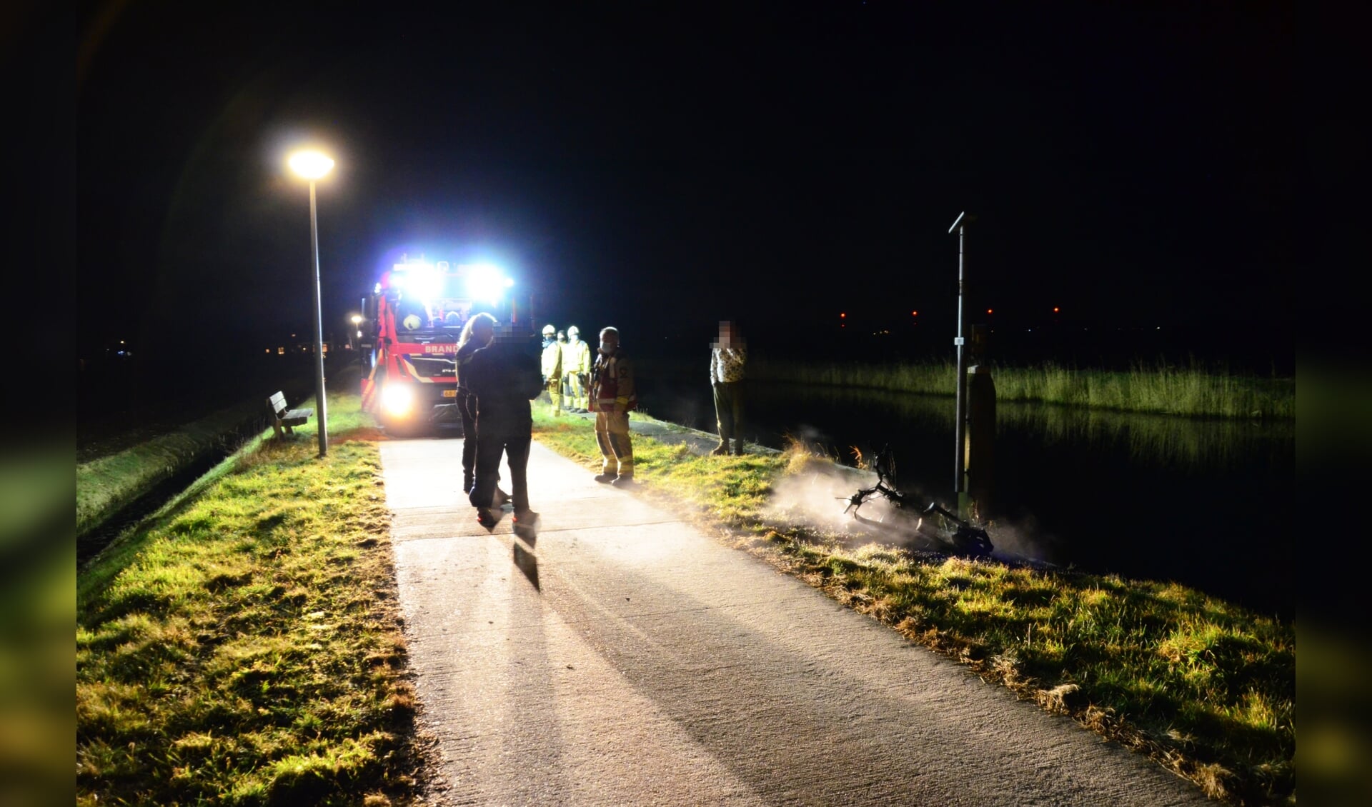 De brandende bromfiets langs het kanaal tussen Kiel-Windeweer en Annerveenschekanaal. (foto Van Oost Media)