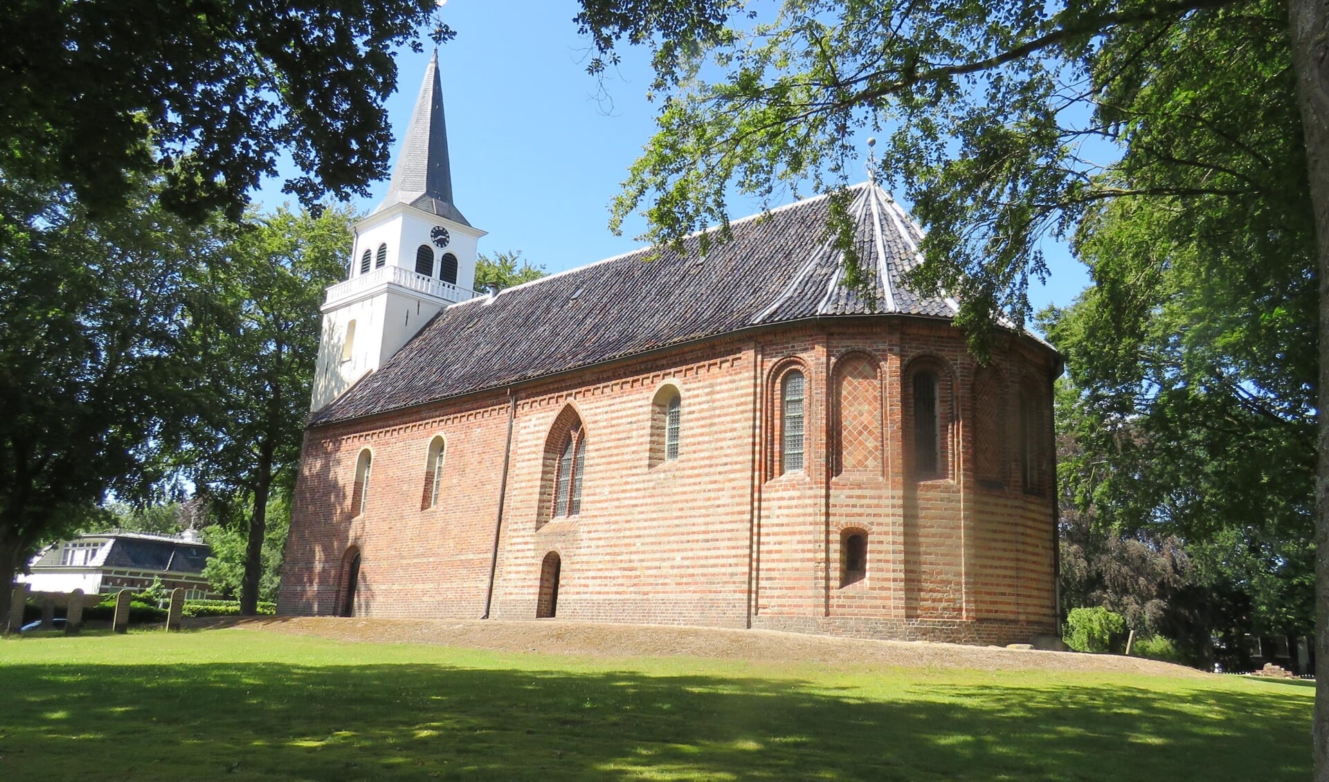 Bijzondere routes om te wandelen of te fietsen door Midden-Groningen langs bijvoorbeeld oude kerken, zoals de kerk in Hellum.