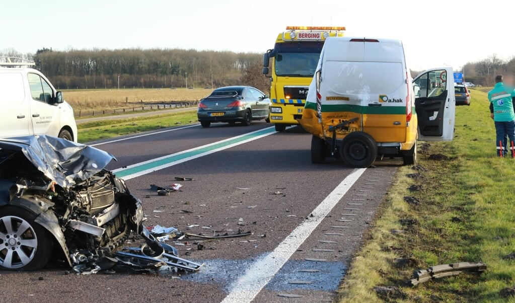Veel schade bij een ongeval op de N34 tussen Annen en Gieten. 