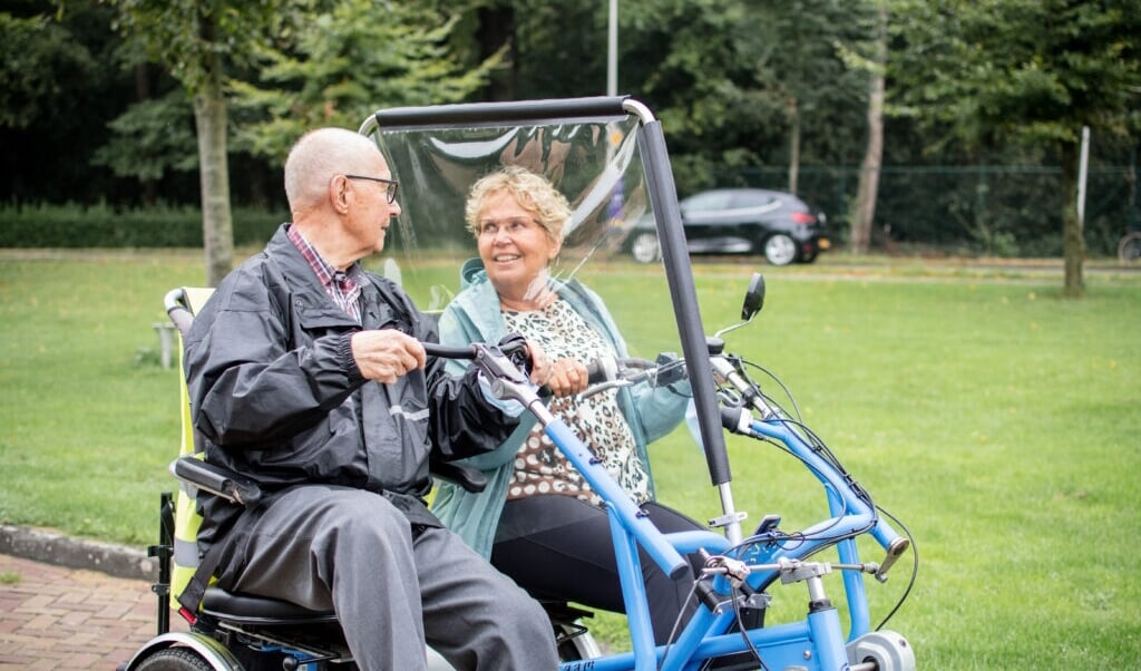 Veilig fietsen met een transparant coronascherm. Foto: Fietsmaatjes.nl.
