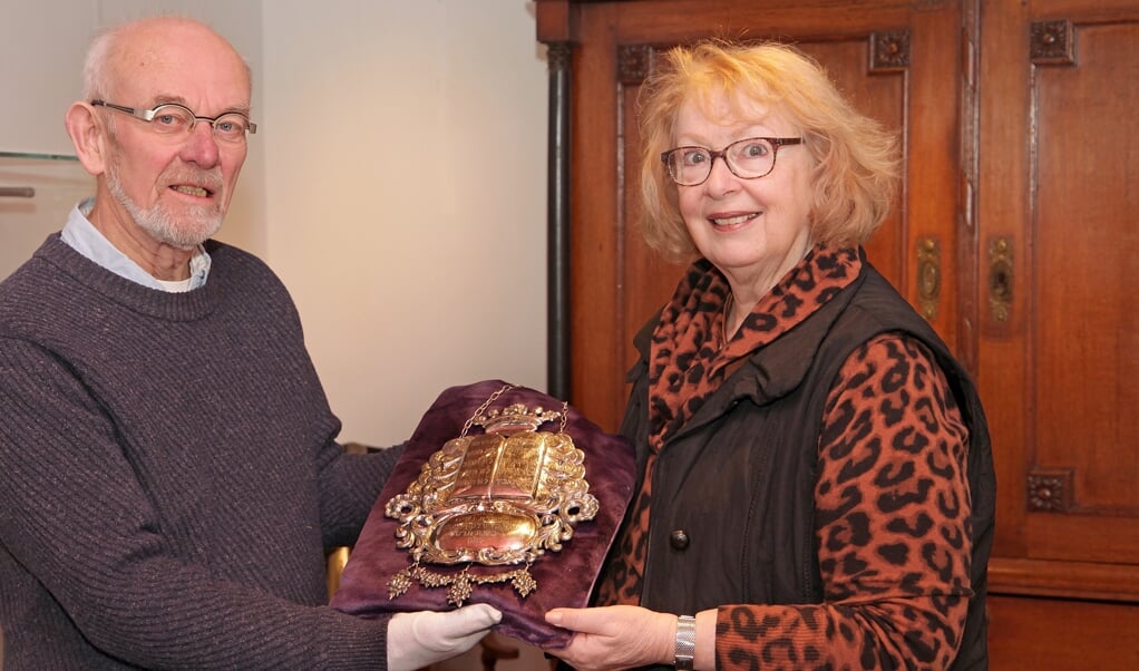 Museumbestuurders Liesbet Groen en Feike Oppewal eerder dit jaar met het aangekochte Torah-schild. Foto: Bert Woltjes.