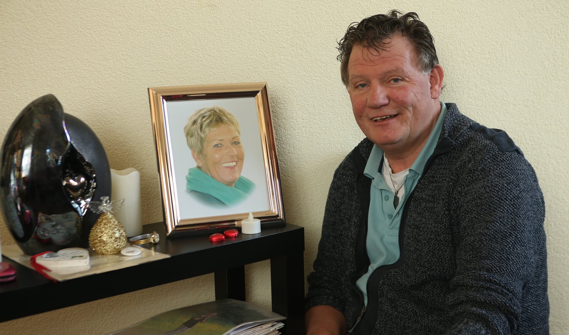 Dado van der Ploeg met een foto van zijn overleden vrouw en een altaartje. Foto Ronnie Afman.