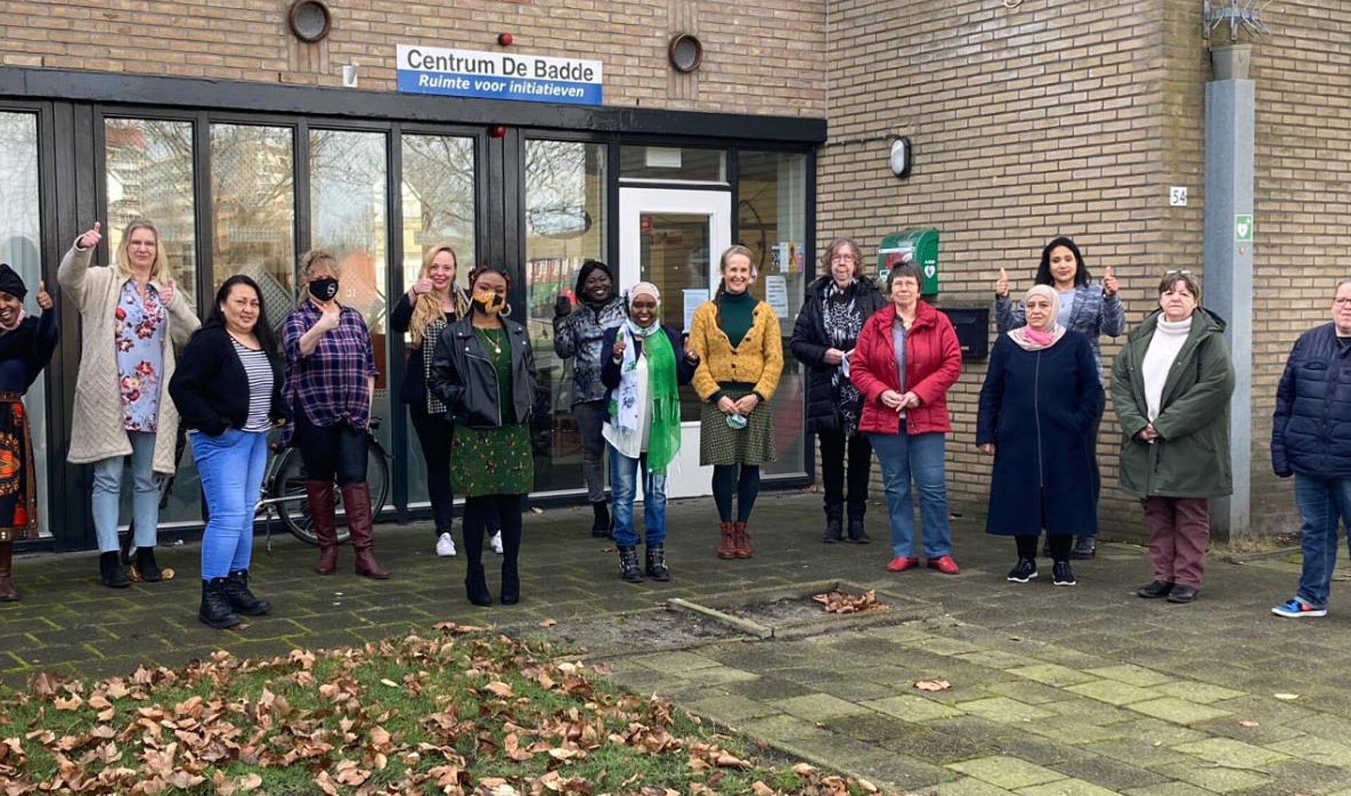 Mariët Bosman en Silvia Poel op bezoek bij Stichting Samenkomen in wijkcentrum De Badde.