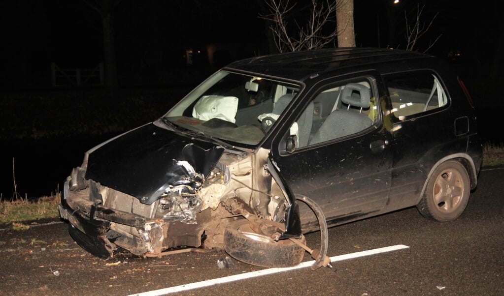 De auto raakte zwaar beschadigd (foto Van Oost Media).