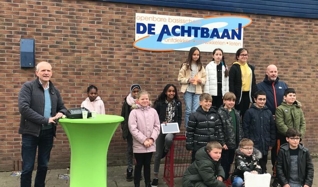 Wethouder Peter Verschuren verricht de aftrap van de E-Waste Race op De Achtbaan in Hoogezand.