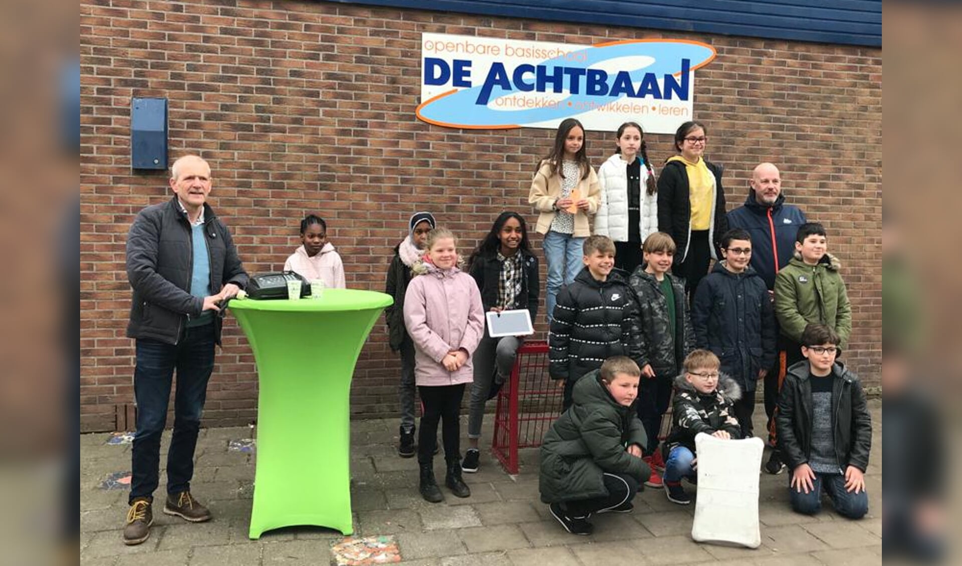 Wethouder Peter Verschuren verricht de aftrap van de E-Waste Race op De Achtbaan in Hoogezand.