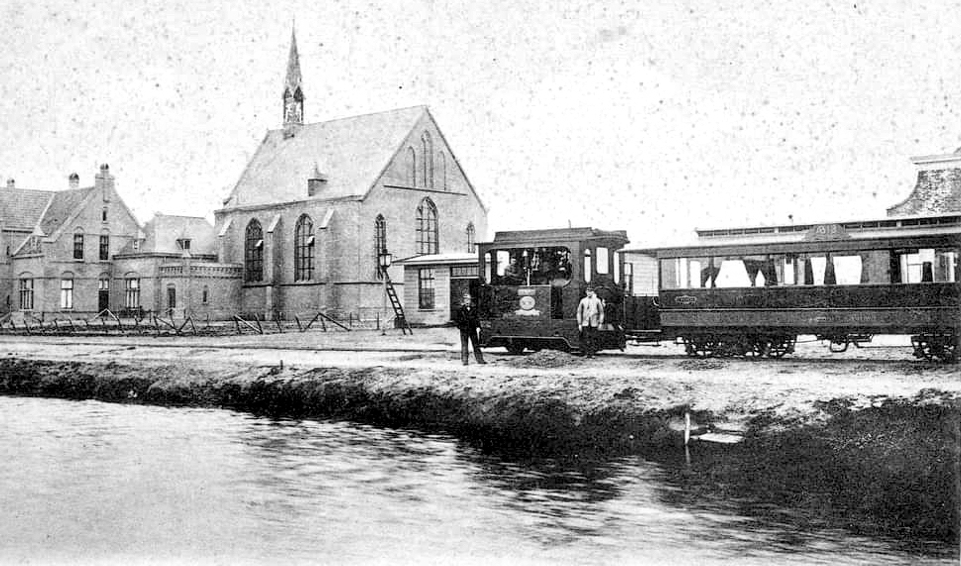 De tram die waarschijnlijk ook de Domeneer van Turfland heeft vervoerd, hier bij de rooms-katholieke kerk in Bargeroosterveen. 