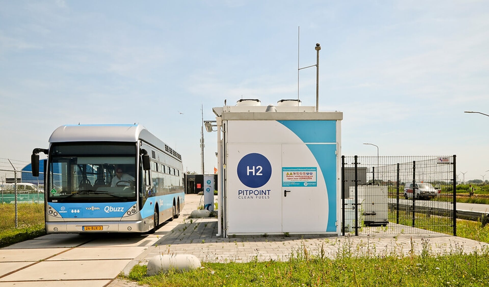 Een waterstofbus bij een waterstoftankstation. Foto: Provincie Groningen. 