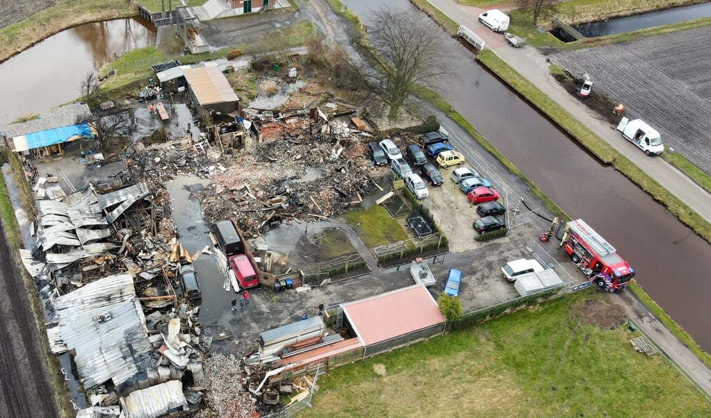 De ravage aan de Pieter Venemakade in Kiel-Windeweer, waar vrijdag een autobedrijf in vlammen opging. (foto Van Oost Media)
