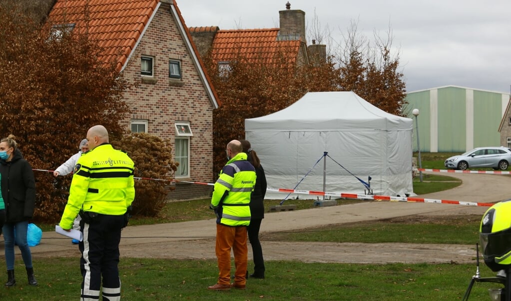 De politie doet onderzoek naar het overlijden van een Pool in Nieuwediep. (Foto: Van Oost Media)