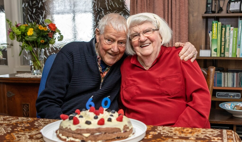 Een groot feest zat er niet voor Egbert en Jantje Jans, maar een taart was er wel op hun 60e trouwdag.