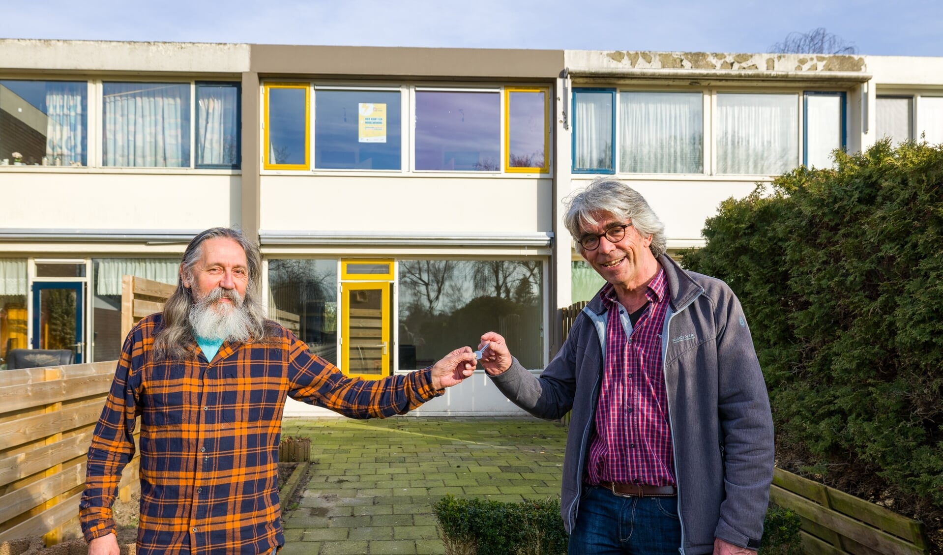Fred Bogers (Wijk-Expeditieteam) en Wytse Bouma (Wijkbelangen Emmerhout) voor de modelwoning. Foto: Guido Hansman