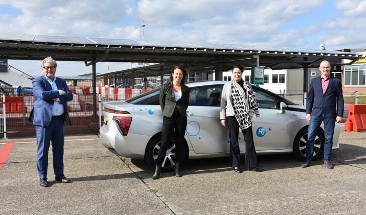 Patrick Cnubben en Marieke Abbink van New Energy Coalition met Meiltje de Groot en Jonas van Dorp van Groningen Airport Eelde.