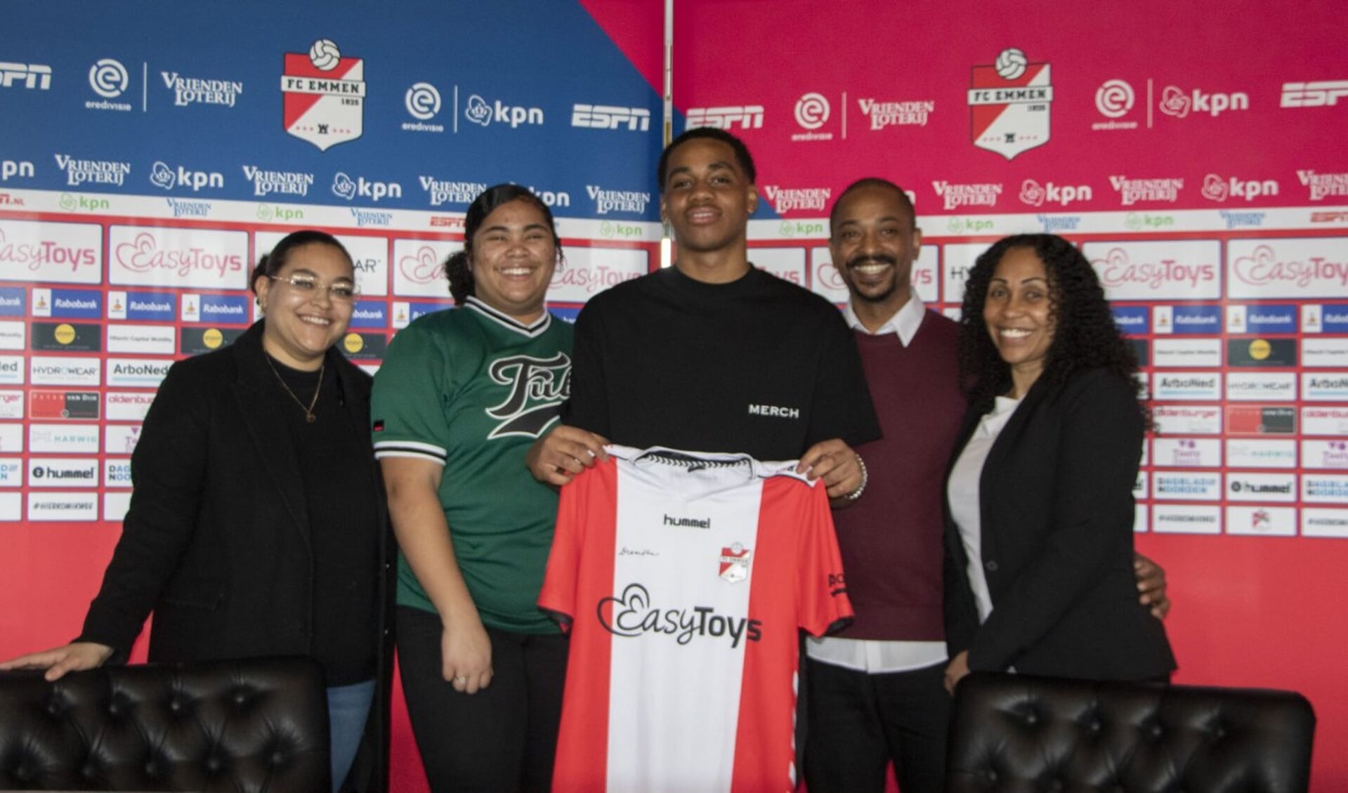 Lentini Caciano met het shirt van FC Emmen. Zijn familie is trots.