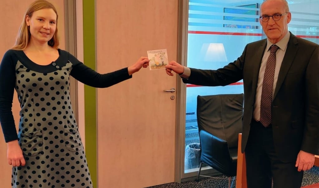 Maaike van der Haar biedt haar cd aan burgemeester Hoogendoorn aan.