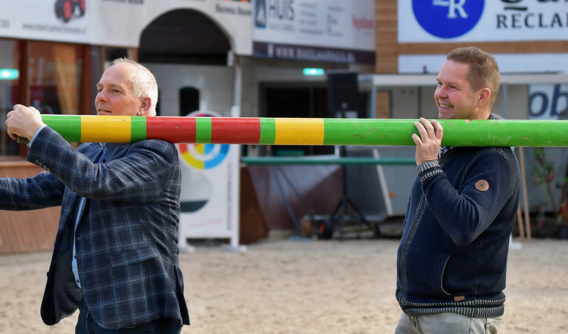 Gedeputeerde Henk Brink helpt Lieuwe Koopmans alvast met de upgrade van het Hippisch Centrum Exloo. (foto: Rick Eibergen(