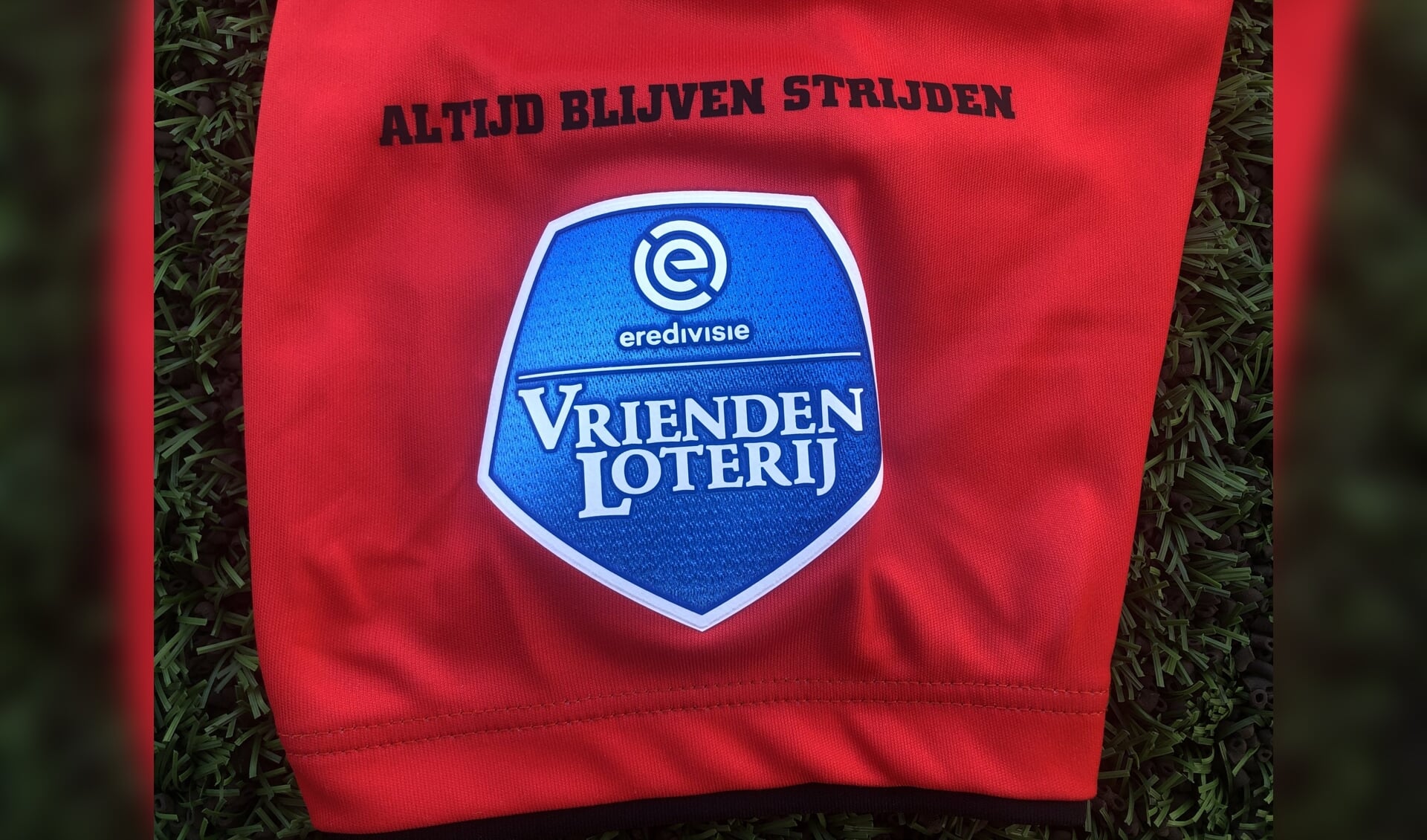 Altijd blijven strijden, is sinds vorige week op de shirts van FC Emmen te lezen. En dat zal ook moeten, wil men ook volgend jaar in de Eredivisie spelen. Foto: FC Emmen.