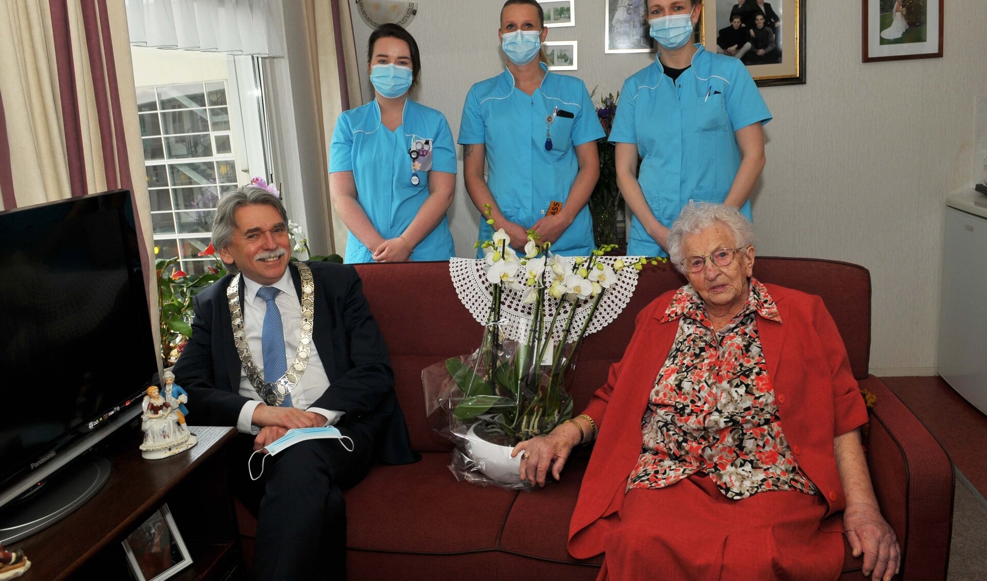 Mevrouw Vos-Groenhagen kreeg ook voor haar 104e verjaardag burgemeester Gerard Beukema op bezoek.