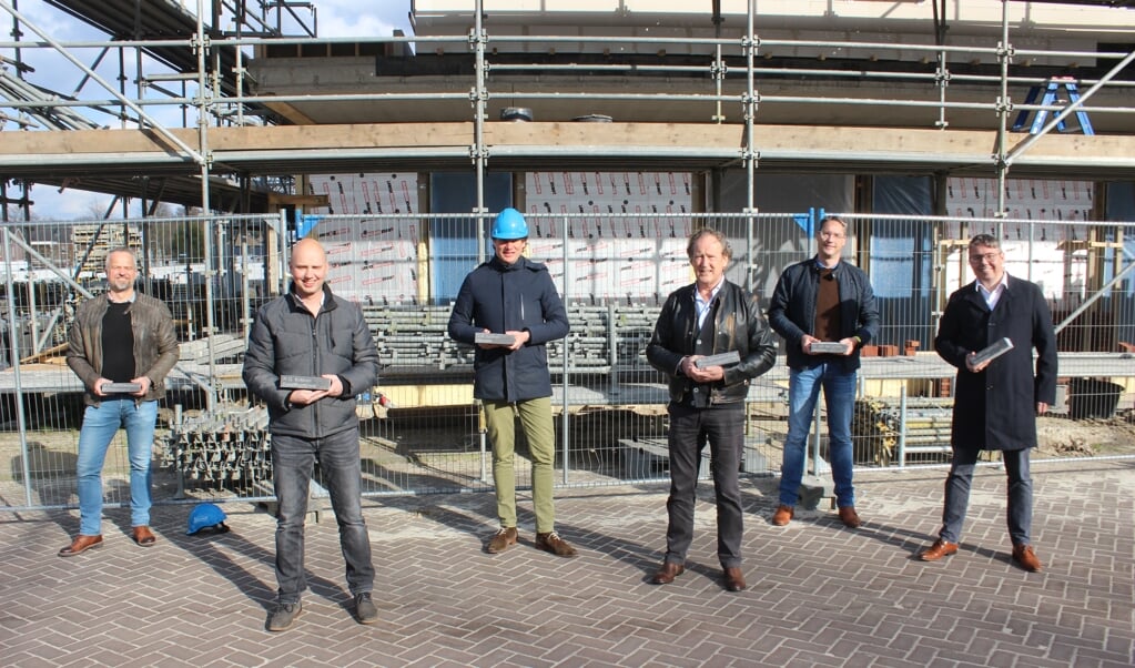 De initiatiefnemers van het Eerste Lijns Cebntrum De Boerhoorn legden vrijdag de eerste stenen. 