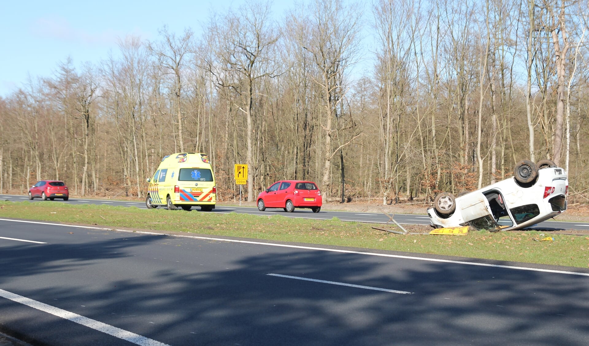 Voor de onfortuinlijke bestuurder kwam een ambulance ter plaatse. Foto: Van Oost Media.