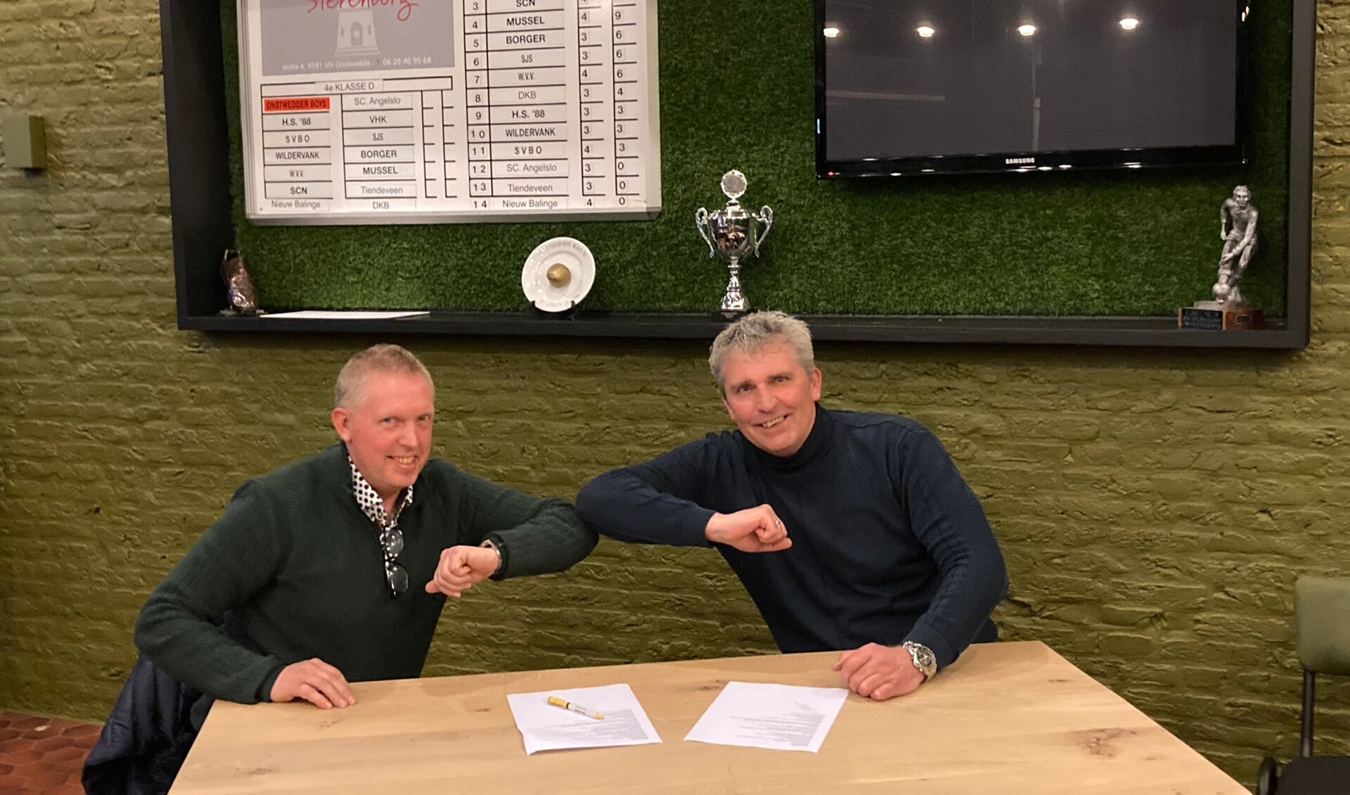 Trainer Guus Zantinga (links) en voorzitter René Jonker tekenden een overeenkomst voor één seizoen. (foto: Onstwedder Boys) 