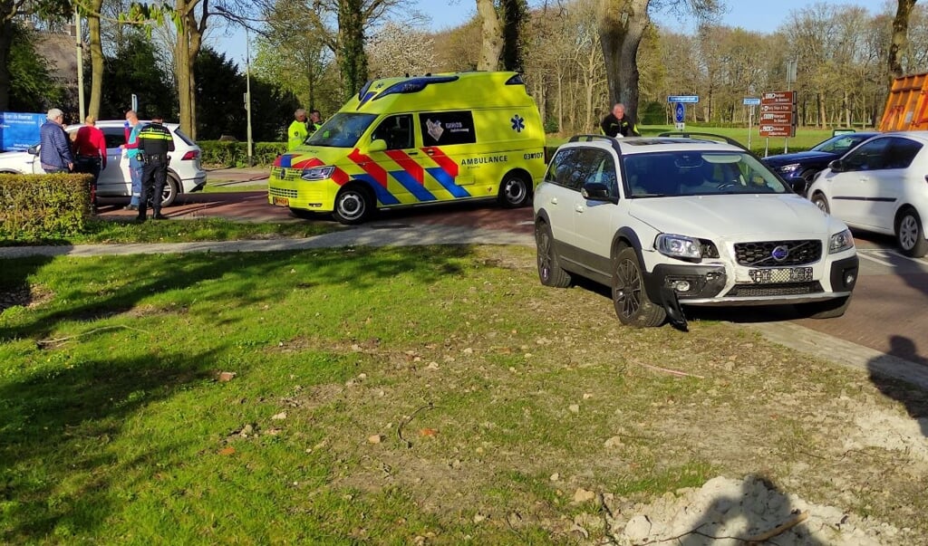 Twee auto's botsten op de kruising Groningerstraat-Noordlaarderweg in Midlaren. (foto Van Oost Media)