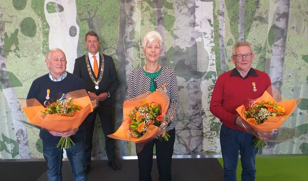Onderscheiden Emmenaren: Gerrit Bakker, Aaltje Dassen-Warringa en Bertus Berends. Op de achtergrond burgemeester van Oosterhout (foto's Bennie Wolbers).