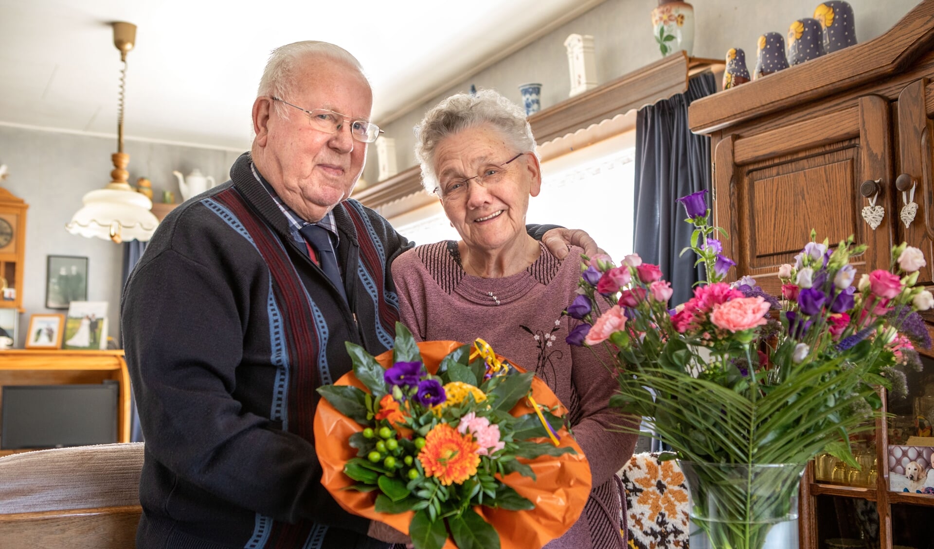 Geert en Jenny zijn flink in de bloemen gezet voor hun 65e trouwdag. (foto: Auniek Klijnstra)