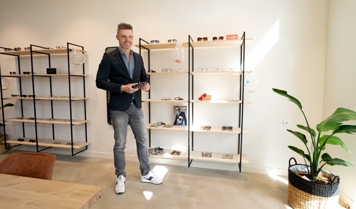 Jeroen IJntema in zijn nieuwe optiekzaak in Zuidlaren, die deze week is geopend. (foto Liam Kuiper/LK Media)